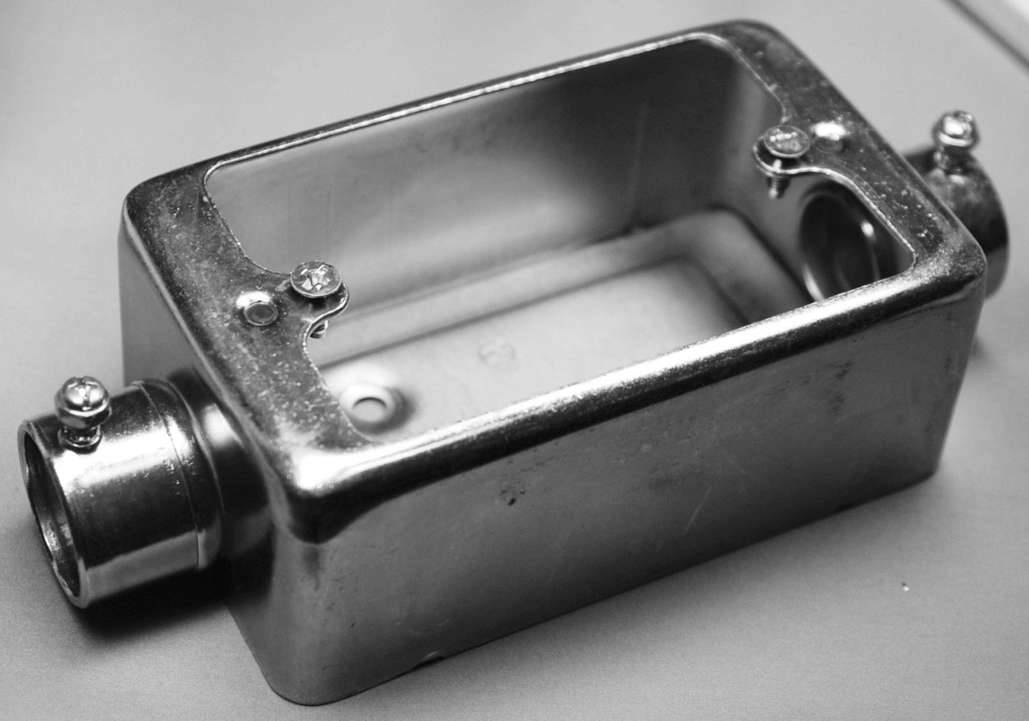 NK191SS｜ネジナシ露出スイッチBOX 1個用直線2方出 19 鋼板製